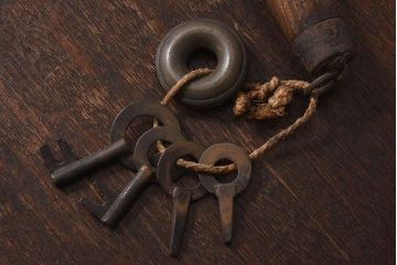 アンティーク雑貨　古民具・骨董　馬鈴付き　古い鉄の質感が味のある蔵戸の鉤(1)