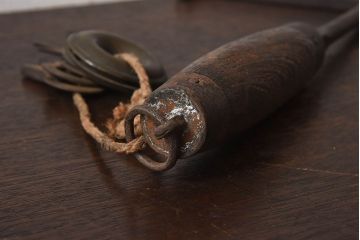 アンティーク雑貨　古民具・骨董　馬鈴付き　古い鉄の質感が味のある蔵戸の鉤(1)