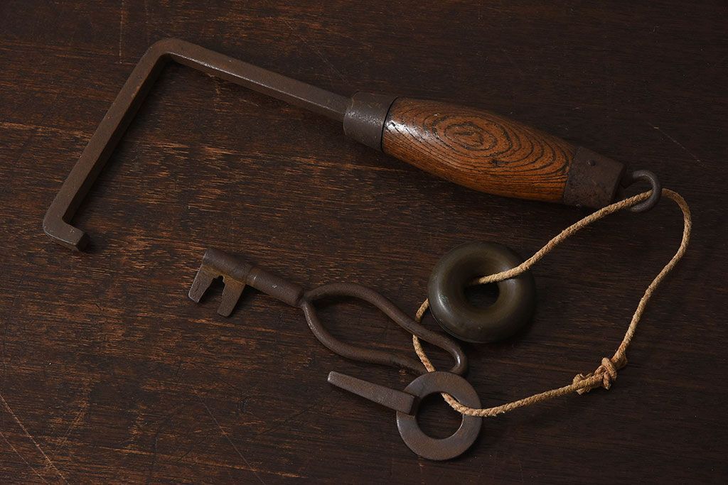 アンティーク雑貨　古民具・骨董　馬鈴付き　古い鉄の質感が味のある蔵戸の鉤(2)