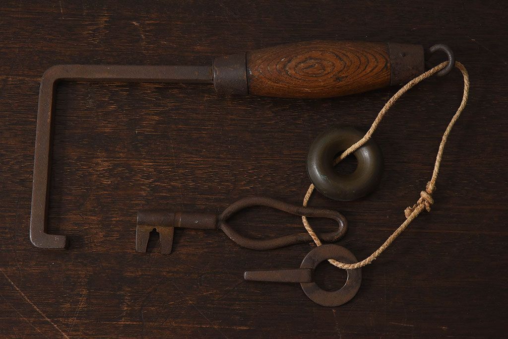 アンティーク雑貨　古民具・骨董　馬鈴付き　古い鉄の質感が味のある蔵戸の鉤(2)