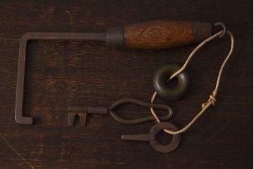 アンティーク雑貨　古民具・骨董　馬鈴付き　古い鉄の質感が味のある蔵戸の鉤(2)