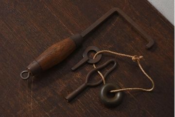 アンティーク雑貨　古民具・骨董　馬鈴付き　古い鉄の質感が味のある蔵戸の鉤(2)