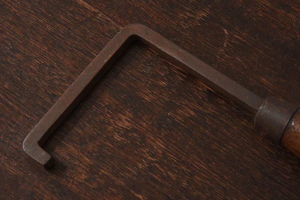 アンティーク雑貨　古民具・骨董　馬鈴付き　古い鉄の質感が味のある蔵戸の鉤(2)