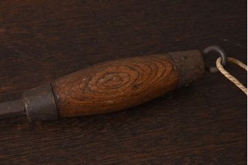 アンティーク雑貨　古民具・骨董　馬鈴付き　古い鉄の質感が味のある蔵戸の鉤(2)