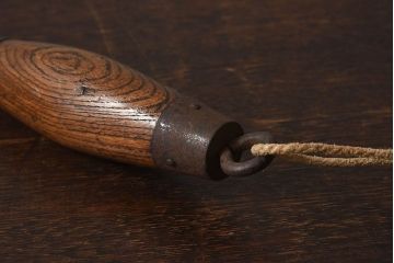 アンティーク雑貨　古民具・骨董　馬鈴付き　古い鉄の質感が味のある蔵戸の鉤(2)