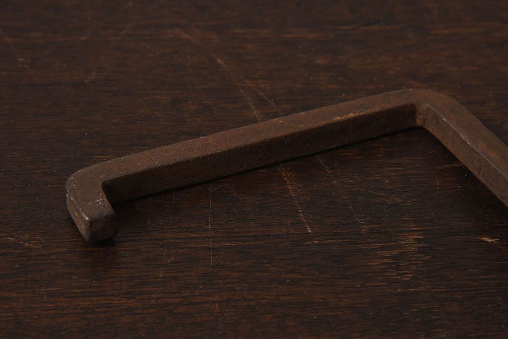 アンティーク雑貨　古民具・骨董　馬鈴付き　古い鉄の質感が味のある蔵戸の鉤(2)