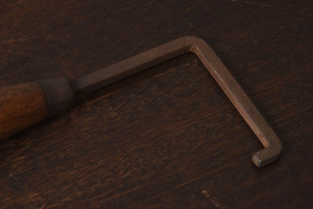 アンティーク雑貨　古民具・骨董　馬鈴付き　古い鉄の質感が味のある蔵戸の鉤(2)