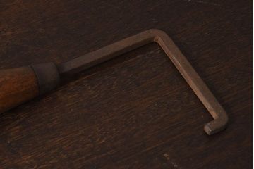 アンティーク雑貨　古民具・骨董　馬鈴付き　古い鉄の質感が味のある蔵戸の鉤(2)