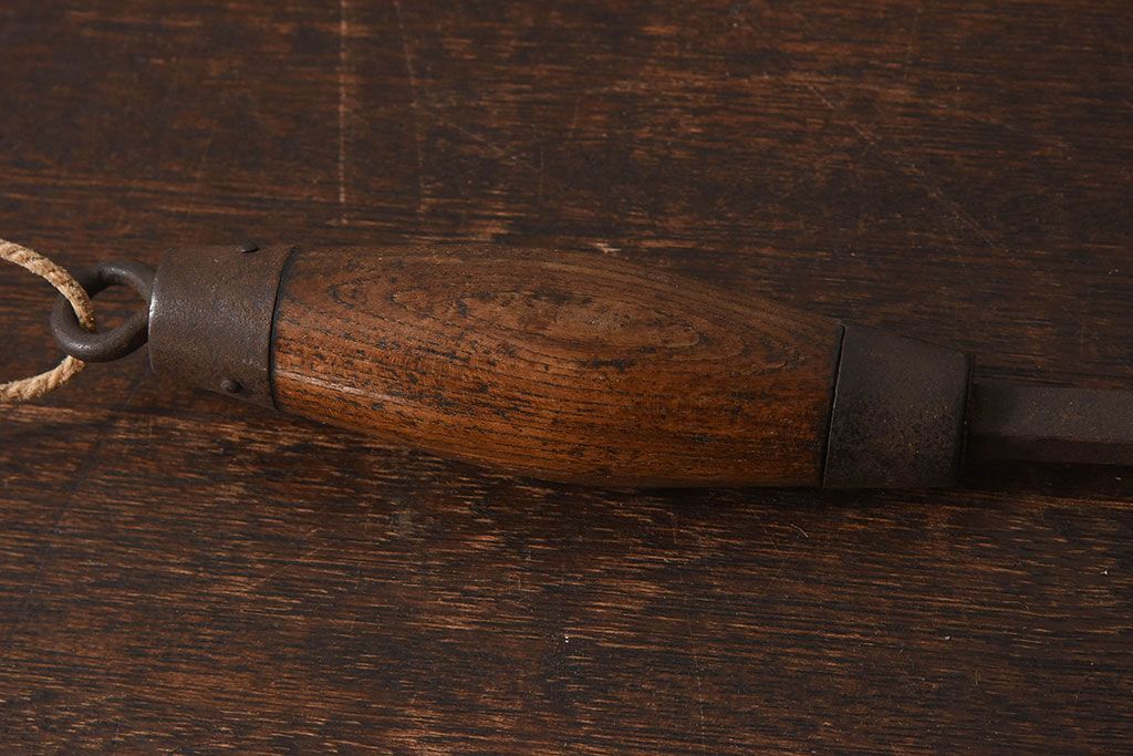 アンティーク雑貨　古民具・骨董　馬鈴付き　古い鉄の質感が味のある蔵戸の鉤(2)