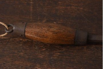 アンティーク雑貨　古民具・骨董　馬鈴付き　古い鉄の質感が味のある蔵戸の鉤(2)