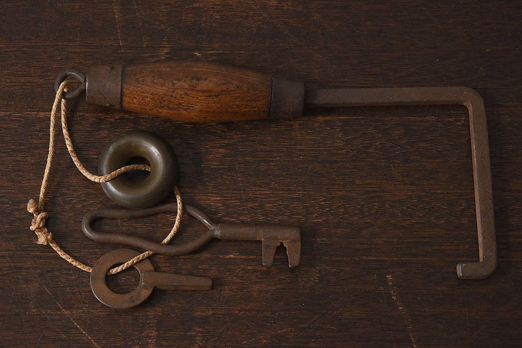 アンティーク雑貨　古民具・骨董　馬鈴付き　古い鉄の質感が味のある蔵戸の鉤(2)