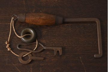 アンティーク雑貨　古民具・骨董　馬鈴付き　古い鉄の質感が味のある蔵戸の鉤(2)