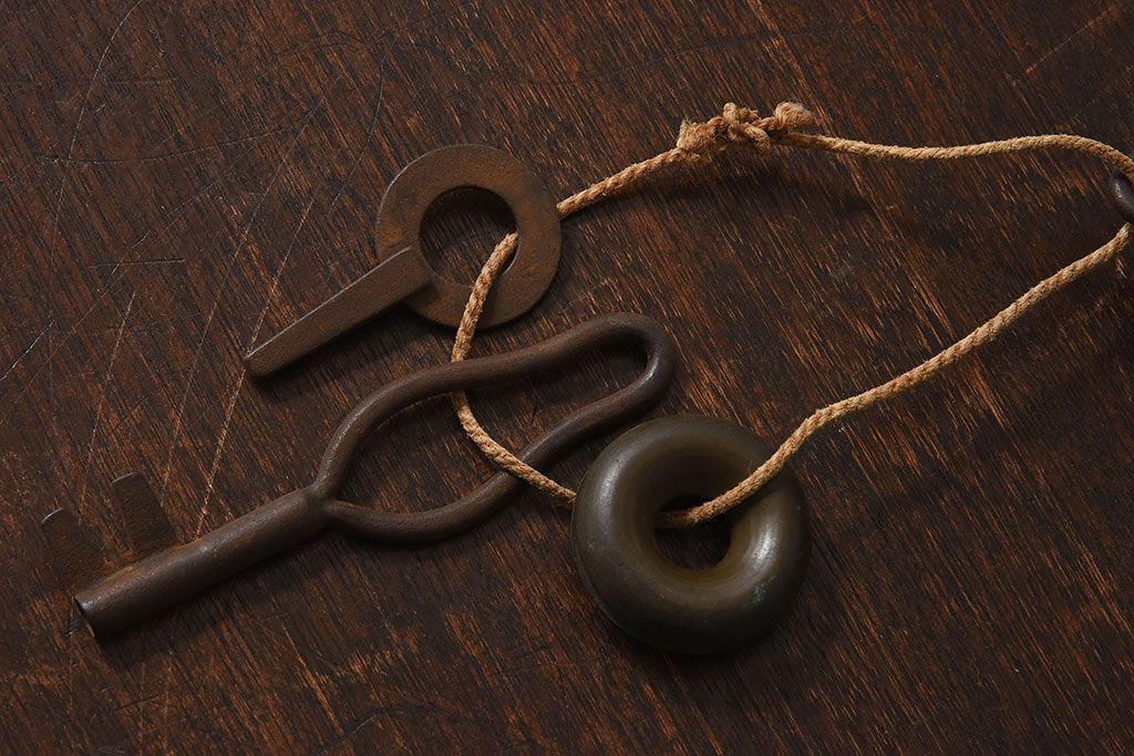 アンティーク雑貨　古民具・骨董　馬鈴付き　古い鉄の質感が味のある蔵戸の鉤(2)