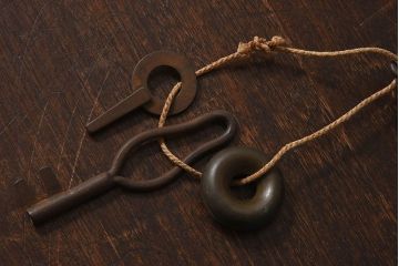 アンティーク雑貨　古民具・骨董　馬鈴付き　古い鉄の質感が味のある蔵戸の鉤(2)