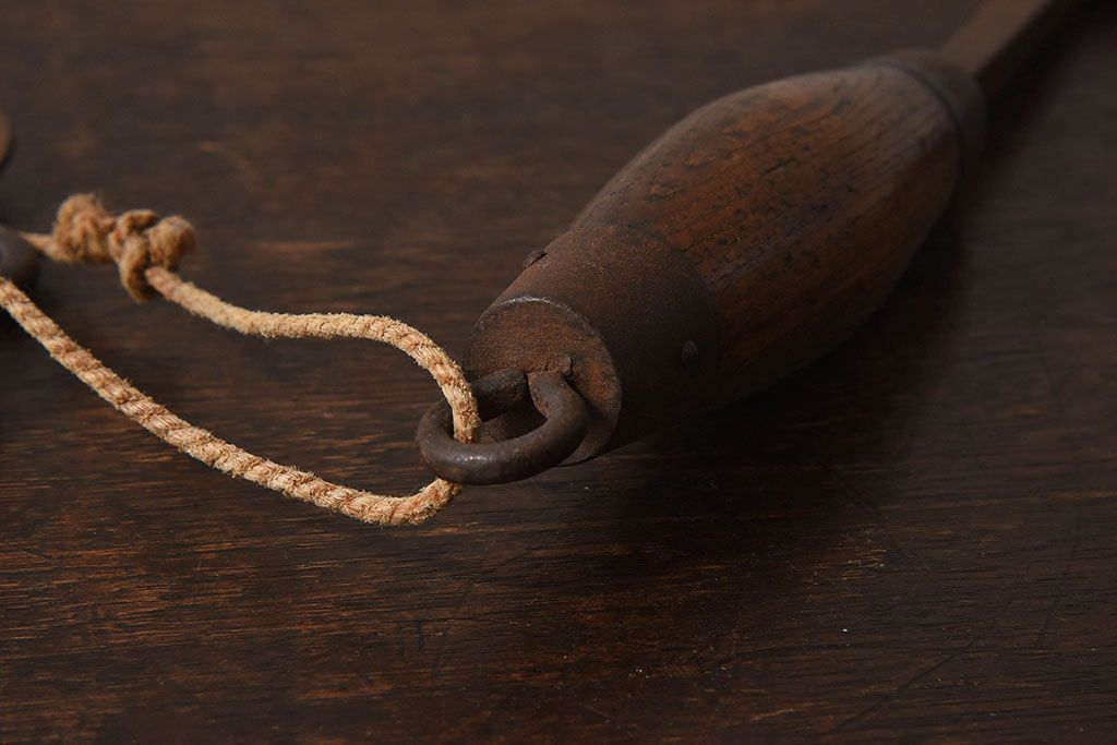 アンティーク雑貨　古民具・骨董　馬鈴付き　古い鉄の質感が味のある蔵戸の鉤(2)