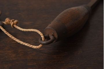 アンティーク雑貨　古民具・骨董　馬鈴付き　古い鉄の質感が味のある蔵戸の鉤(2)