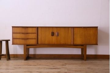 北欧家具　ビンテージ　チーク材　美しいフォルムのサイドボード(ローボード)