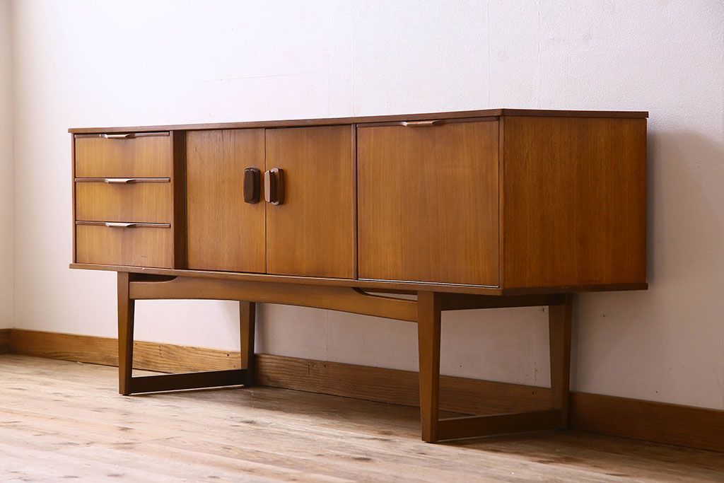 北欧家具　ビンテージ　チーク材　美しいフォルムのサイドボード(ローボード)