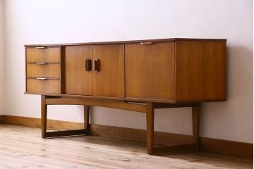 北欧家具　ビンテージ　チーク材　美しいフォルムのサイドボード(ローボード)