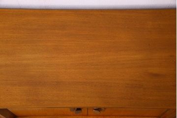 北欧家具　ビンテージ　チーク材　美しいフォルムのサイドボード(ローボード)