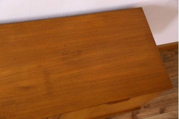 北欧家具　ビンテージ　チーク材　美しいフォルムのサイドボード(ローボード)