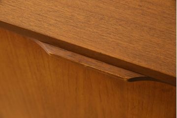 北欧家具　ビンテージ　チーク材　美しいフォルムのサイドボード(ローボード)