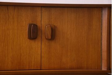 北欧家具　ビンテージ　チーク材　美しいフォルムのサイドボード(ローボード)