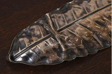 アンティーク雑貨　イギリスビンテージ　お洒落なリーフ型シルバープレート(トレー)