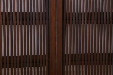 古民具・骨董　裏ガラス入り　古い木のアンティーク格子戸2枚セット