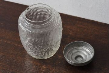 アンティーク雑貨　昭和レトロ　古い質感が味わい深い蓋付きガラス瓶(ビン)