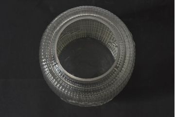 アンティーク雑貨　昭和レトロ　古い質感が味わい深い蓋付きガラス瓶(ビン)