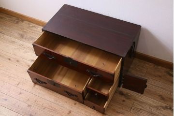 アンティーク家具　和製アンティーク　前面栗材　漆塗り美しいローボード(ローチェスト、収納棚、戸棚)(1)