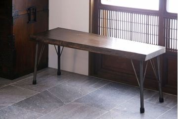 レトロ家具　昭和レトロ　天板一枚板　古い檜材の鉄脚ローテーブル(アイアンテーブル、鉄脚ベンチ、アイアンベンチ)
