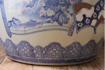 アンティーク雑貨　古民具・骨董　絵巻や和本の図柄入り　染付　瀬戸火鉢(鉢カバー)