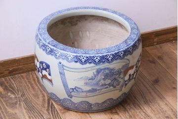 アンティーク雑貨　古民具・骨董　絵巻や和本の図柄入り　染付　瀬戸火鉢(鉢カバー)