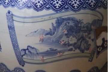アンティーク雑貨　古民具・骨董　絵巻や和本の図柄入り　染付　瀬戸火鉢(鉢カバー)