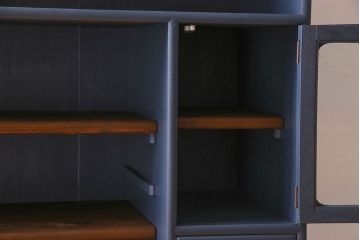 ペイント家具　気泡ガラス入り　シックなカラーが素敵な収納棚(戸棚、食器棚)