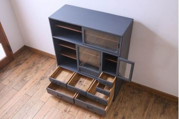ペイント家具　気泡ガラス入り　シックなカラーが素敵な収納棚(戸棚、食器棚)