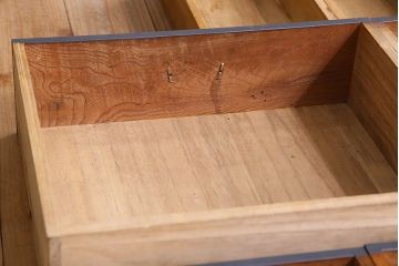 ペイント家具　気泡ガラス入り　シックなカラーが素敵な収納棚(戸棚、食器棚)