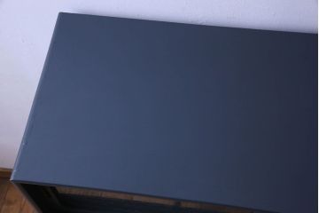 ペイント家具　気泡ガラス入り　シックなカラーが素敵な収納棚(戸棚、食器棚)