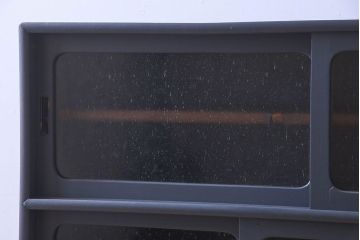 ペイント家具　気泡ガラス入り　シックなカラーが素敵な収納棚(戸棚、食器棚)