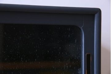 ペイント家具　気泡ガラス入り　シックなカラーが素敵な収納棚(戸棚、食器棚)