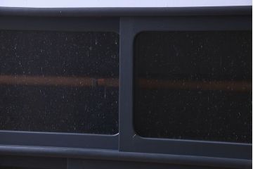 ペイント家具　気泡ガラス入り　シックなカラーが素敵な収納棚(戸棚、食器棚)