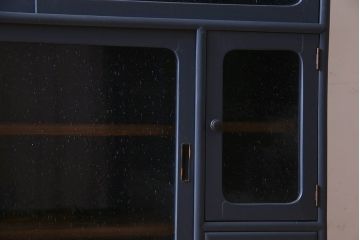 ペイント家具　気泡ガラス入り　シックなカラーが素敵な収納棚(戸棚、食器棚)