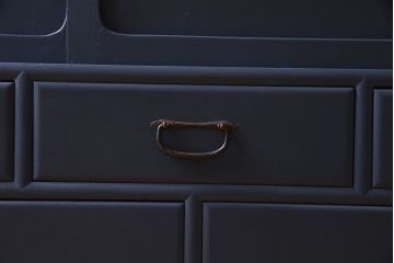 ペイント家具　気泡ガラス入り　シックなカラーが素敵な収納棚(戸棚、食器棚)