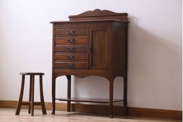 アンティーク家具　フランスアンティーク　ウォールナット材　上品なデザインのチェスト(引き出し)