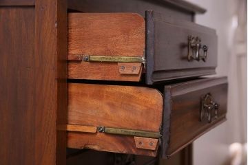 アンティーク家具　フランスアンティーク　ウォールナット材　上品なデザインのチェスト(引き出し)