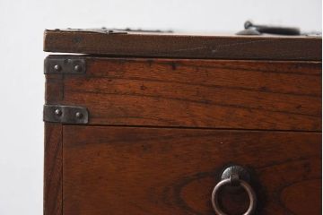 アンティーク雑貨　古民具・骨董　欅材　立派な金具が印象的な硯箱(小引き出し、小箱、小物入れ、木箱)
