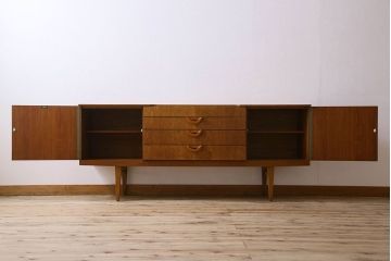 北欧家具　Beautility社製　珍しいデザインのサイドボード(ローボード、リビングボード)