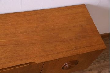 北欧家具　Beautility社製　珍しいデザインのサイドボード(ローボード、リビングボード)